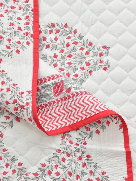 Cream-Coloured Ethnic Printed Cotton Double Bed Covers With Pillow Covers
