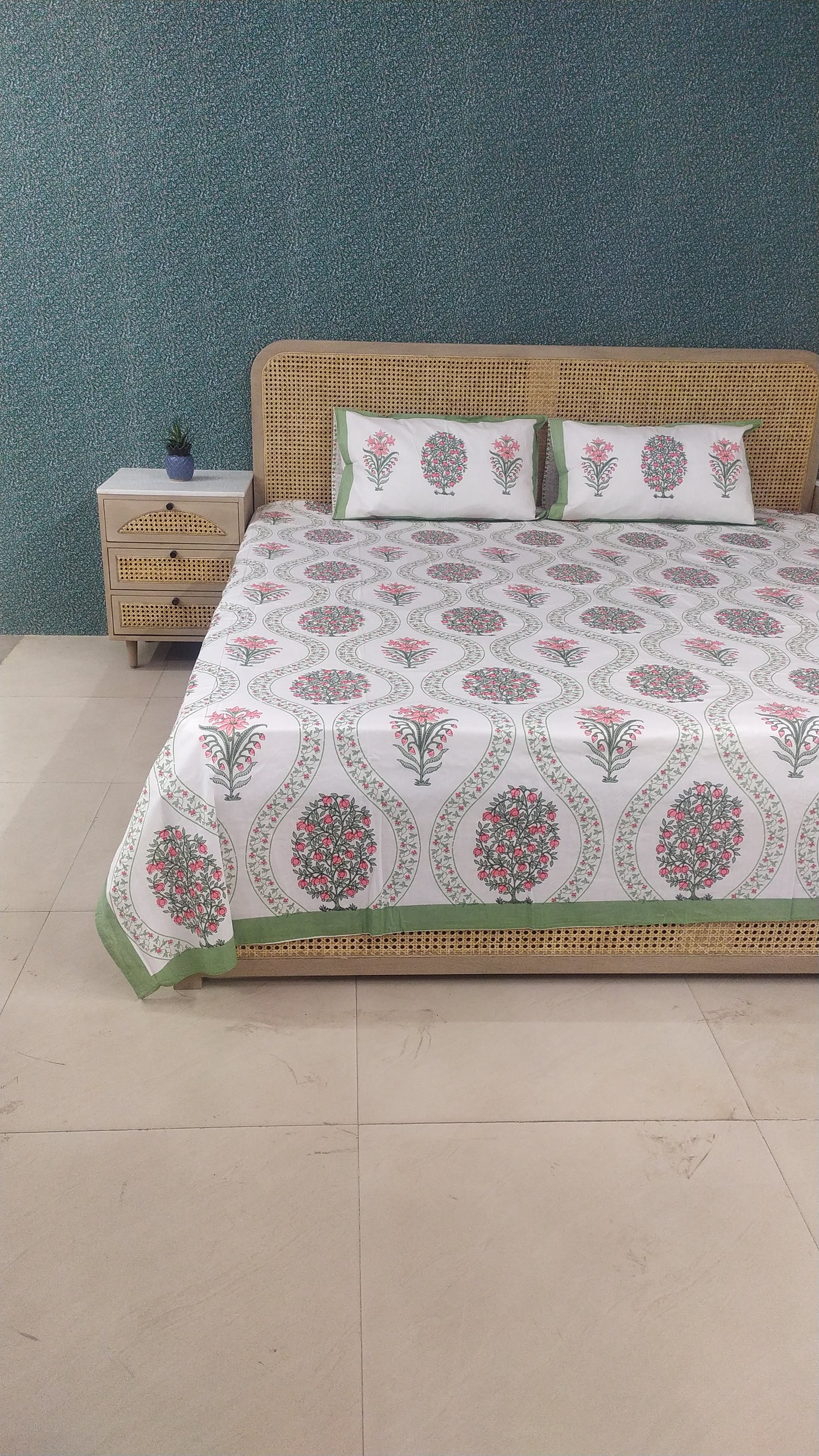 Extra Soft Percale Cotton Double King Floral Print Bedsheet with 2 Pillow Covers