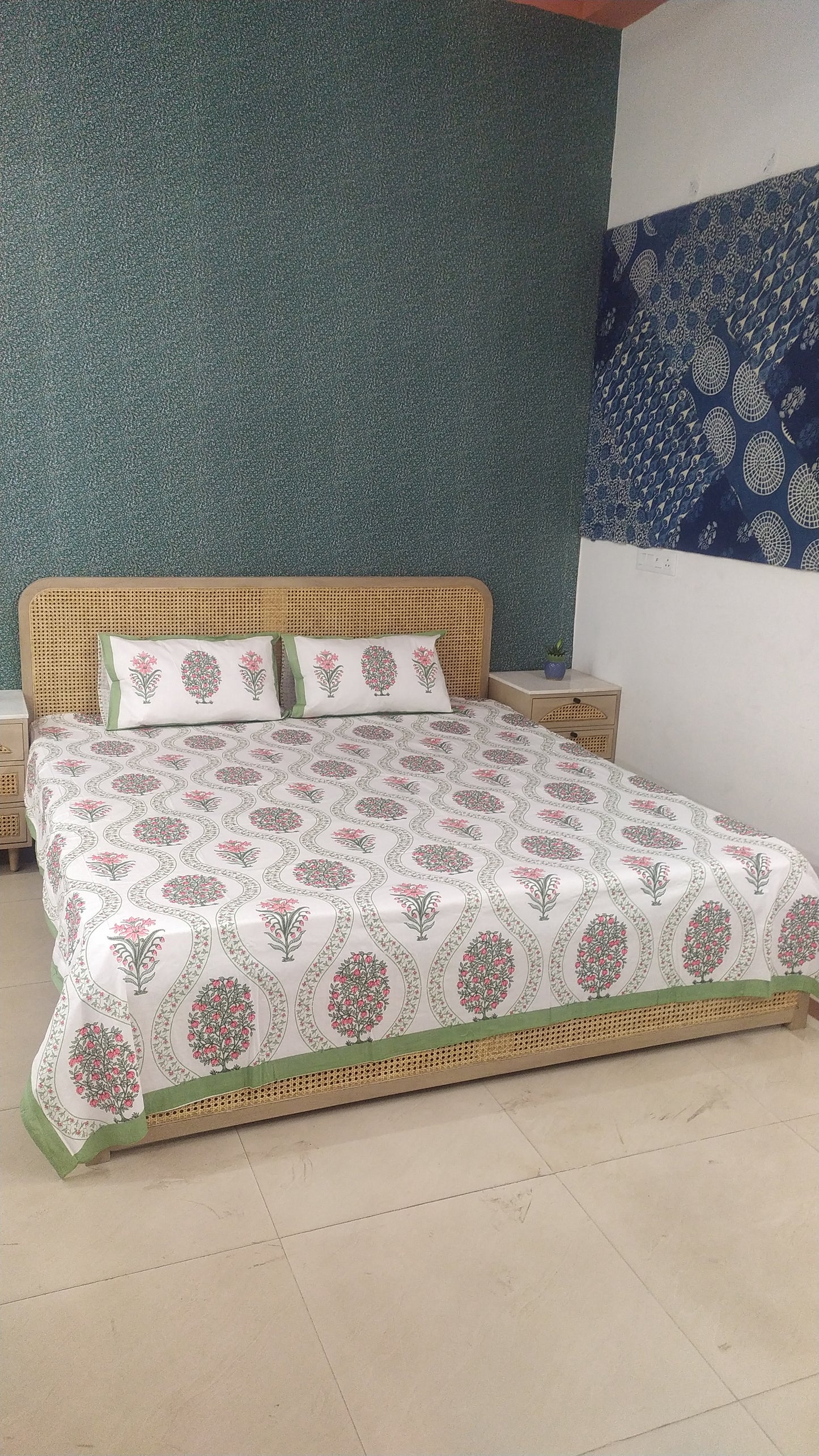 Extra Soft Percale Cotton Double King Floral Print Bedsheet with 2 Pillow Covers