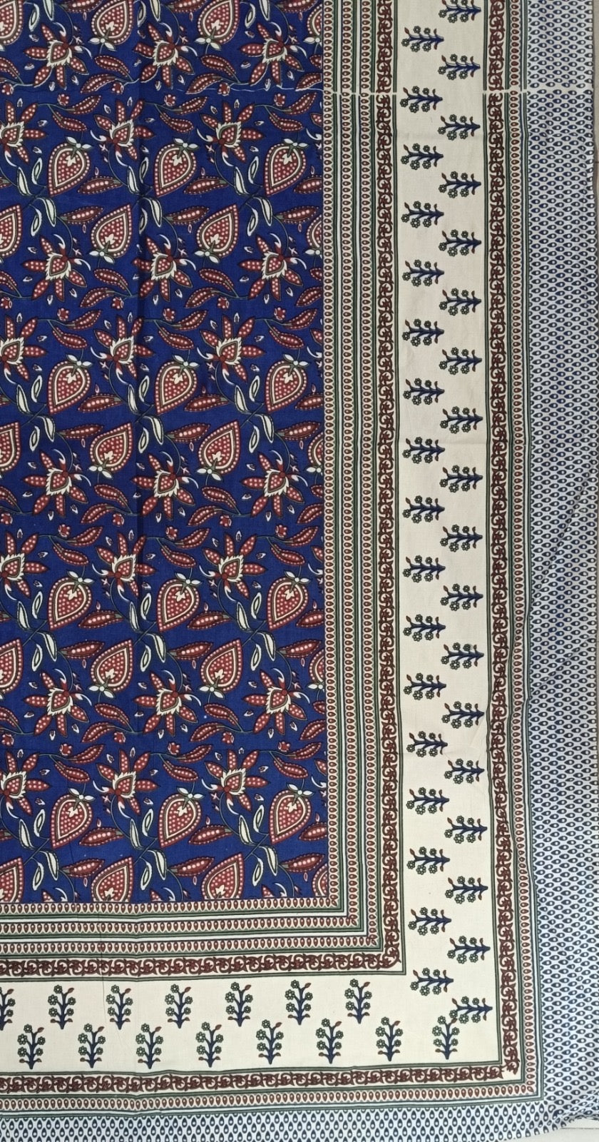 Double King Bedsheet with 2 Pillow Covers