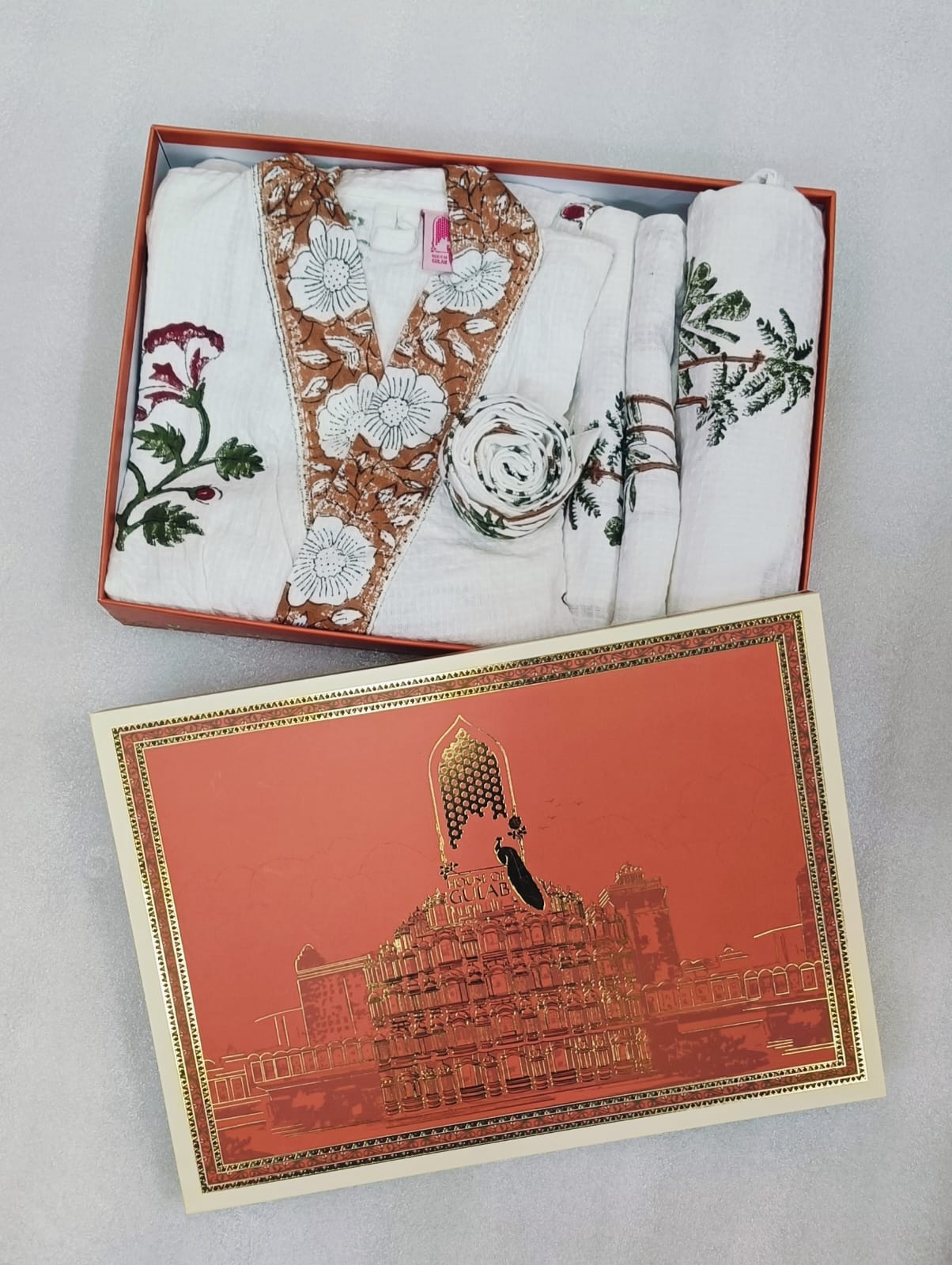 Gift Box – 1 Unisex Bathrobe, 1 Bath Towel, 2 hand Towels