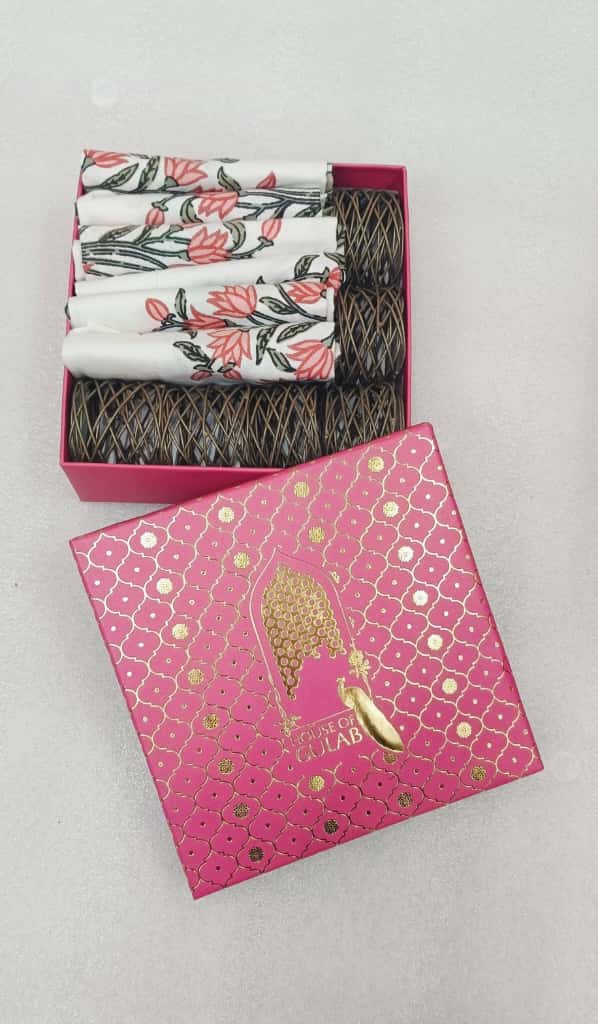 Gift Box with 6 Cotton napkin & wooden napkin rings