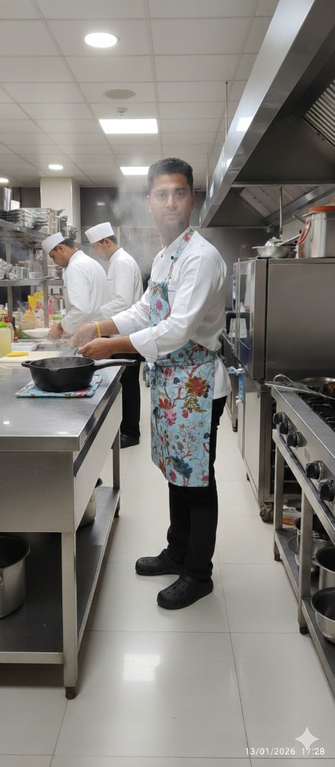 Cotton Unisex 1 Apron with 2 Microwave Gloves, 1 Roti Cover & 1 Microwave Pot Holder Trivets