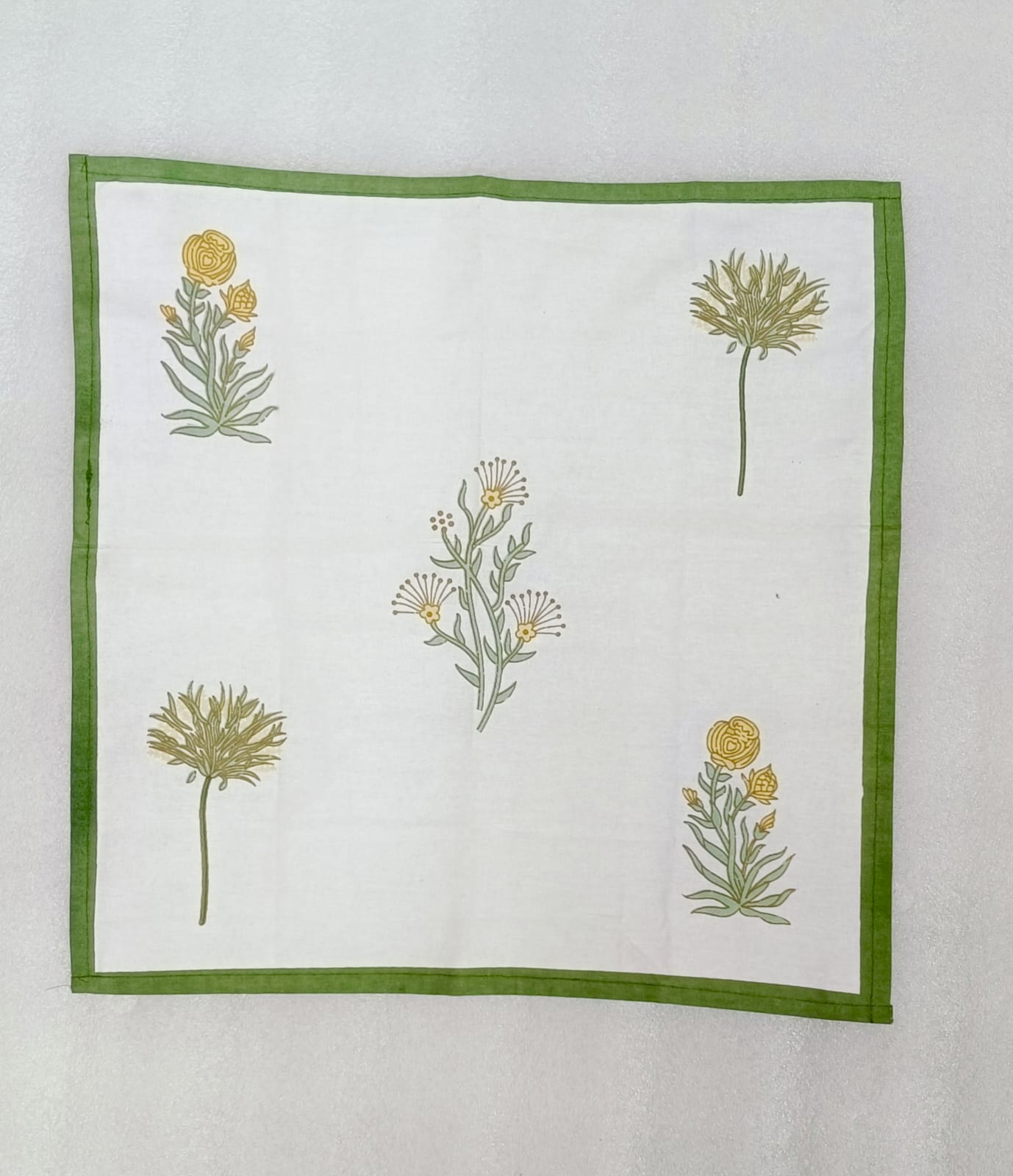 Gift Box with 6 Cotton napkin & wooden napkin rings