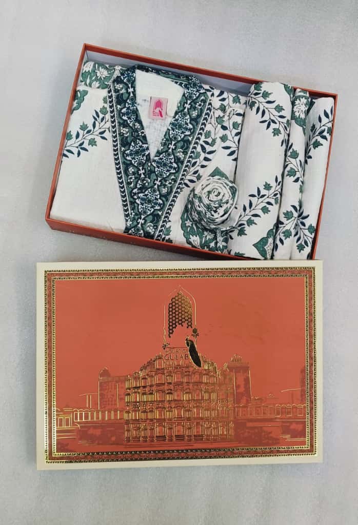 Gift Box – 1 Unisex Bathrobe, 1 Bath Towel, 2 hand Towels