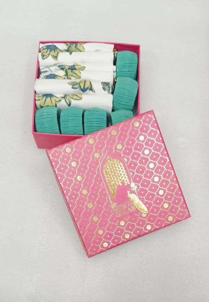 Gift Box with 6 Cotton napkin & wooden napkin rings
