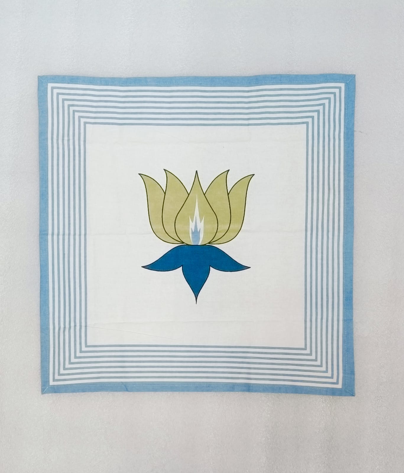 Gift Box with 6 Cotton napkin & wooden napkin rings