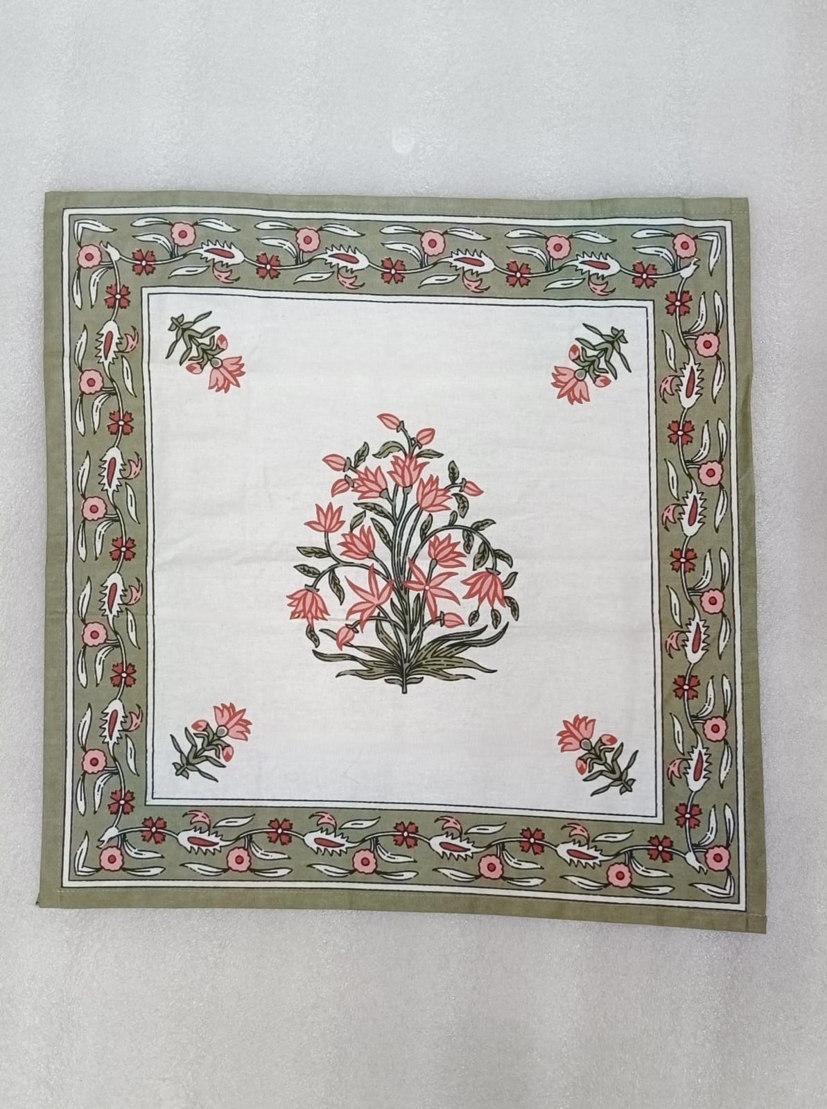 Gift Box with 6 Cotton napkin & wooden napkin rings