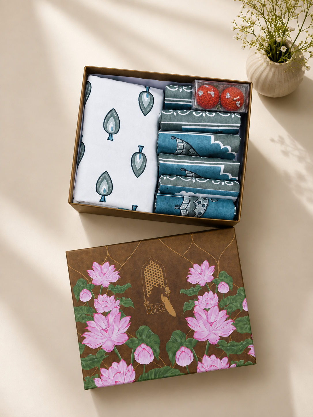 Gift Box with Handblock Printed Canvas Cotton Table Runner & Set Of 6 Mats