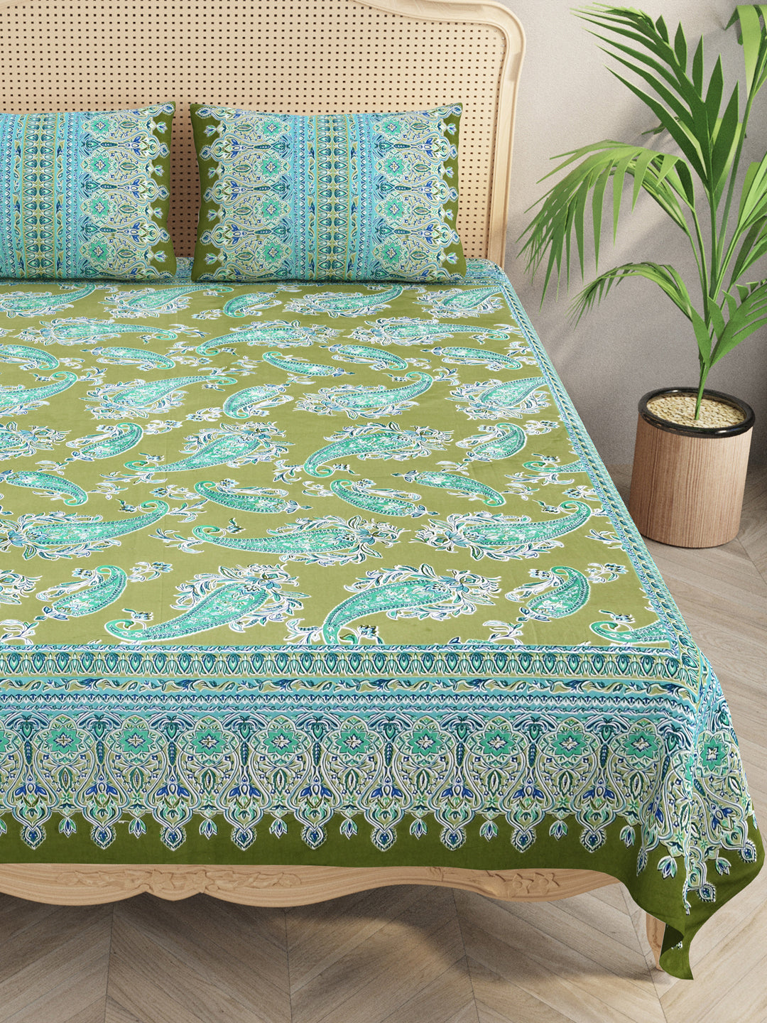 Double King Bedsheet with 2 Pillow Covers