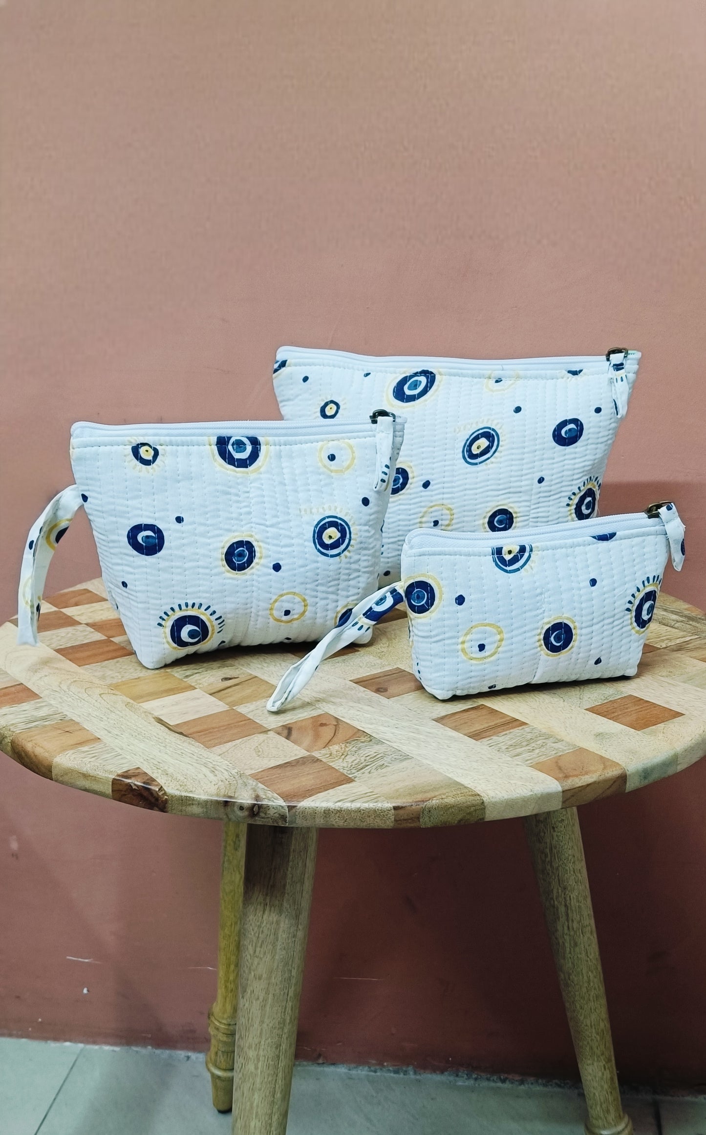 Set of 3 make-up pouches with waterproof lining