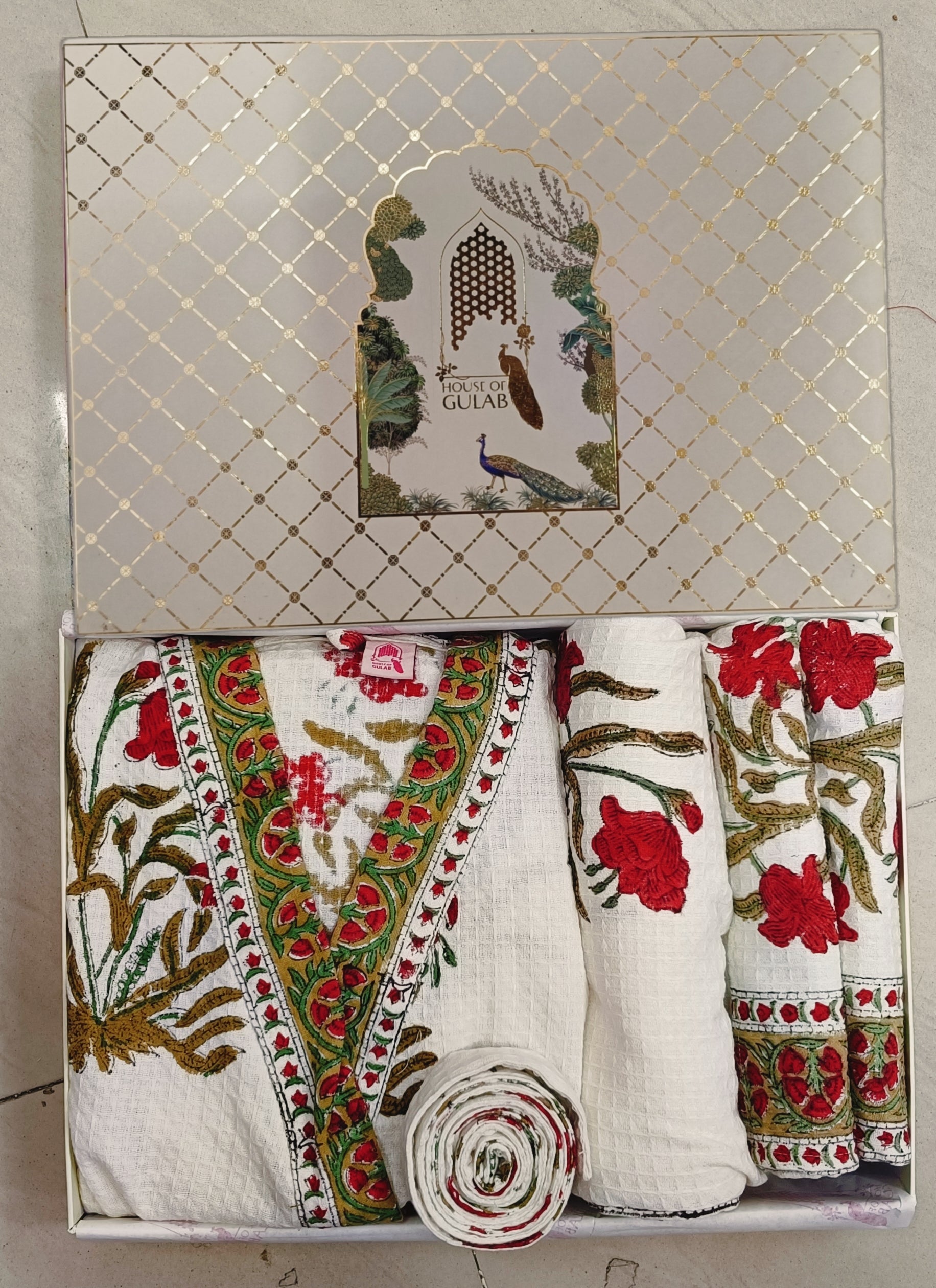 Gift Box – 1 Unisex Bathrobe, 1 Bath Towel, 2 hand Towels