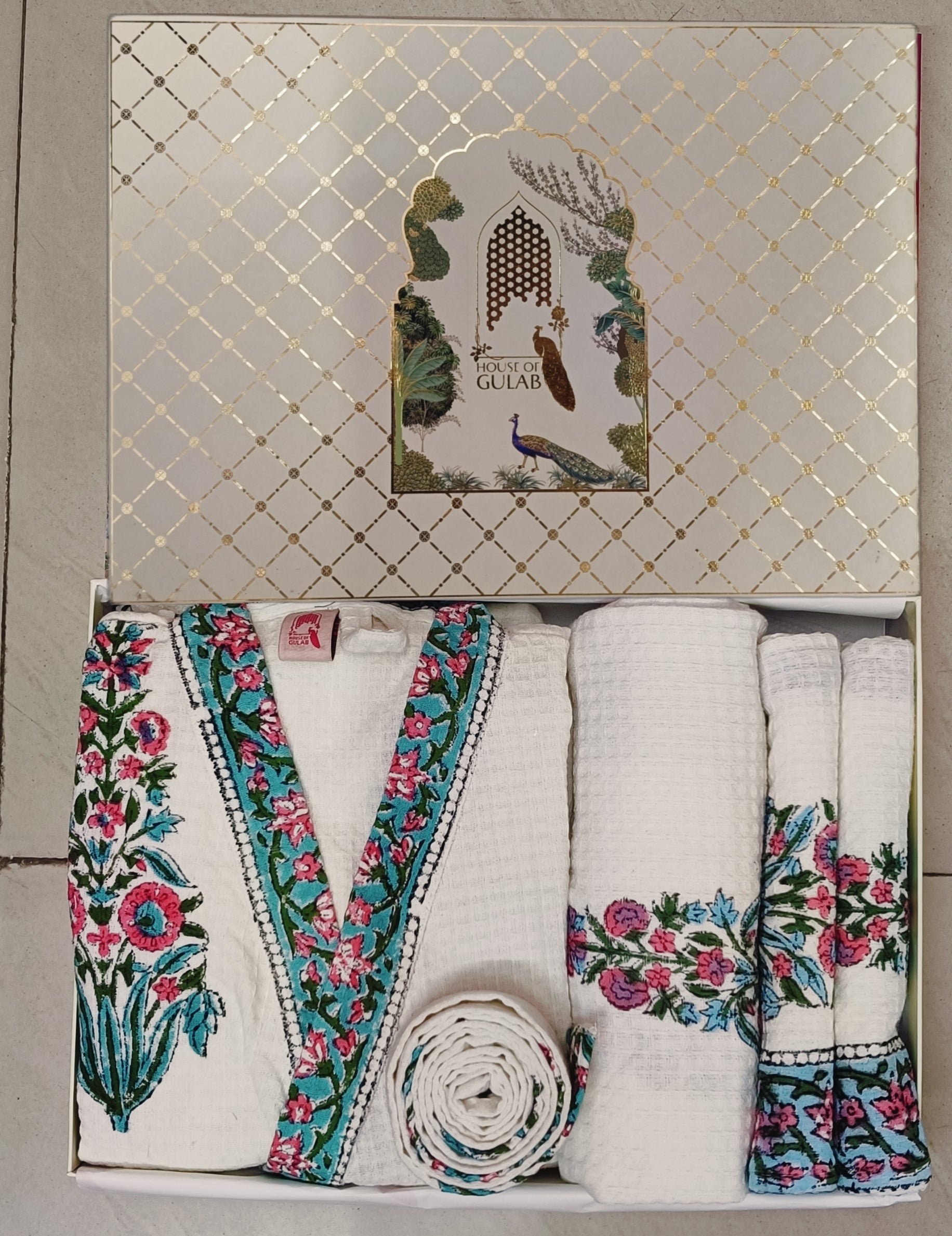 Gift Box – 1 Unisex Bathrobe, 1 Bath Towel, 2 hand Towels