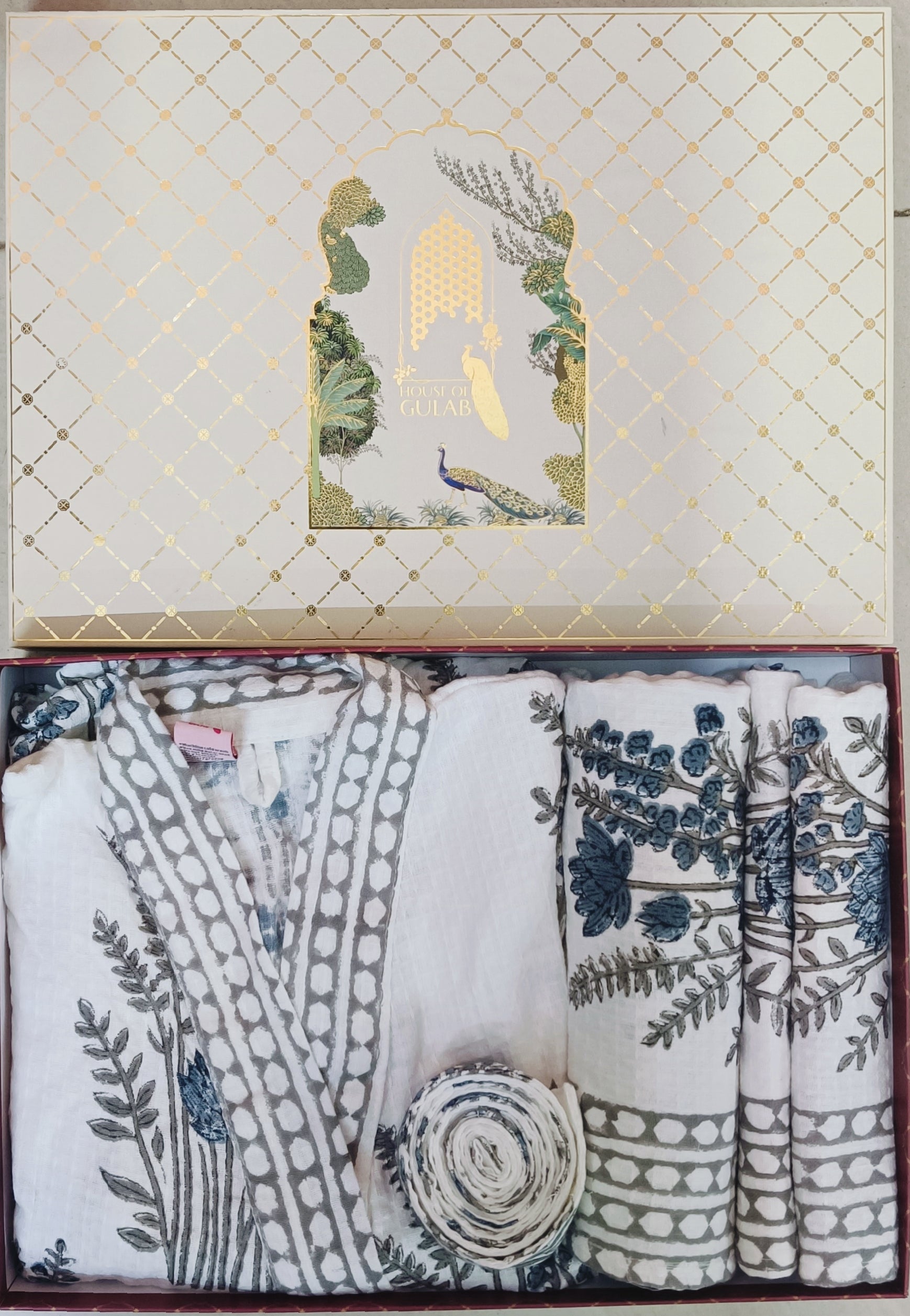 Gift Box – 1 Unisex Bathrobe, 1 Bath Towel, 2 hand Towels