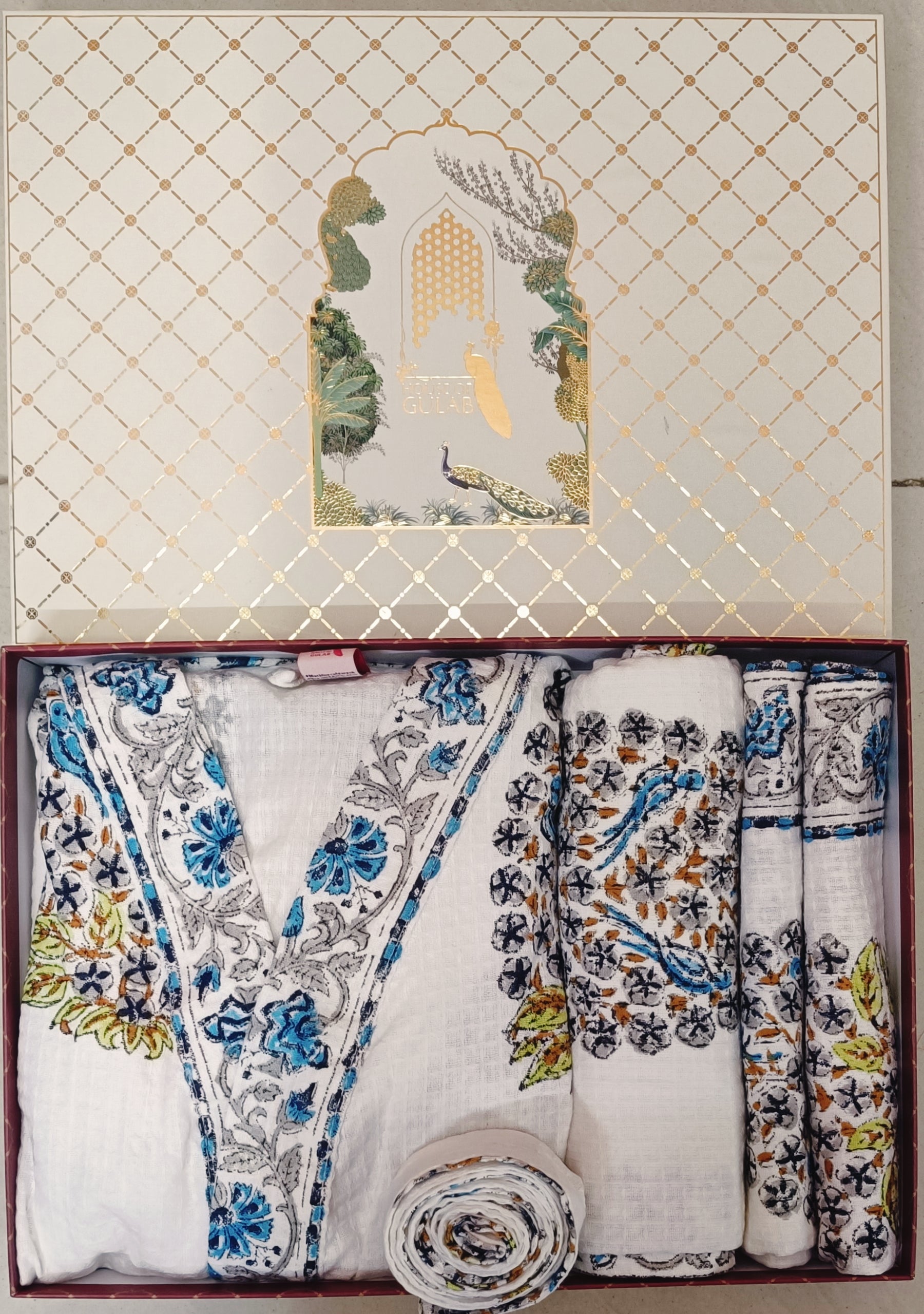 Gift Box – 1 Unisex Bathrobe, 1 Bath Towel, 2 hand Towels