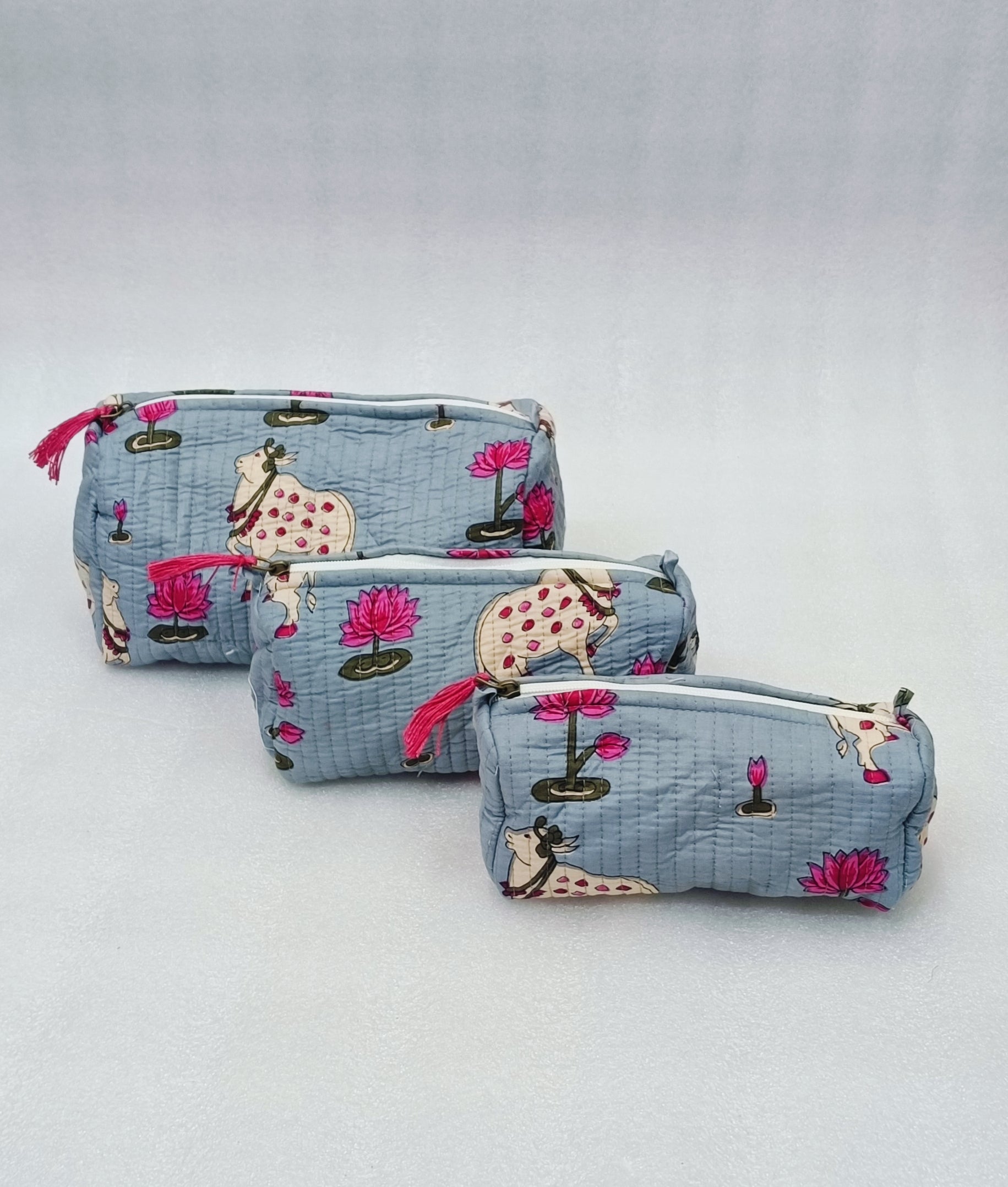 Set of 3 cosmetic bag/pouches with waterproof lining
