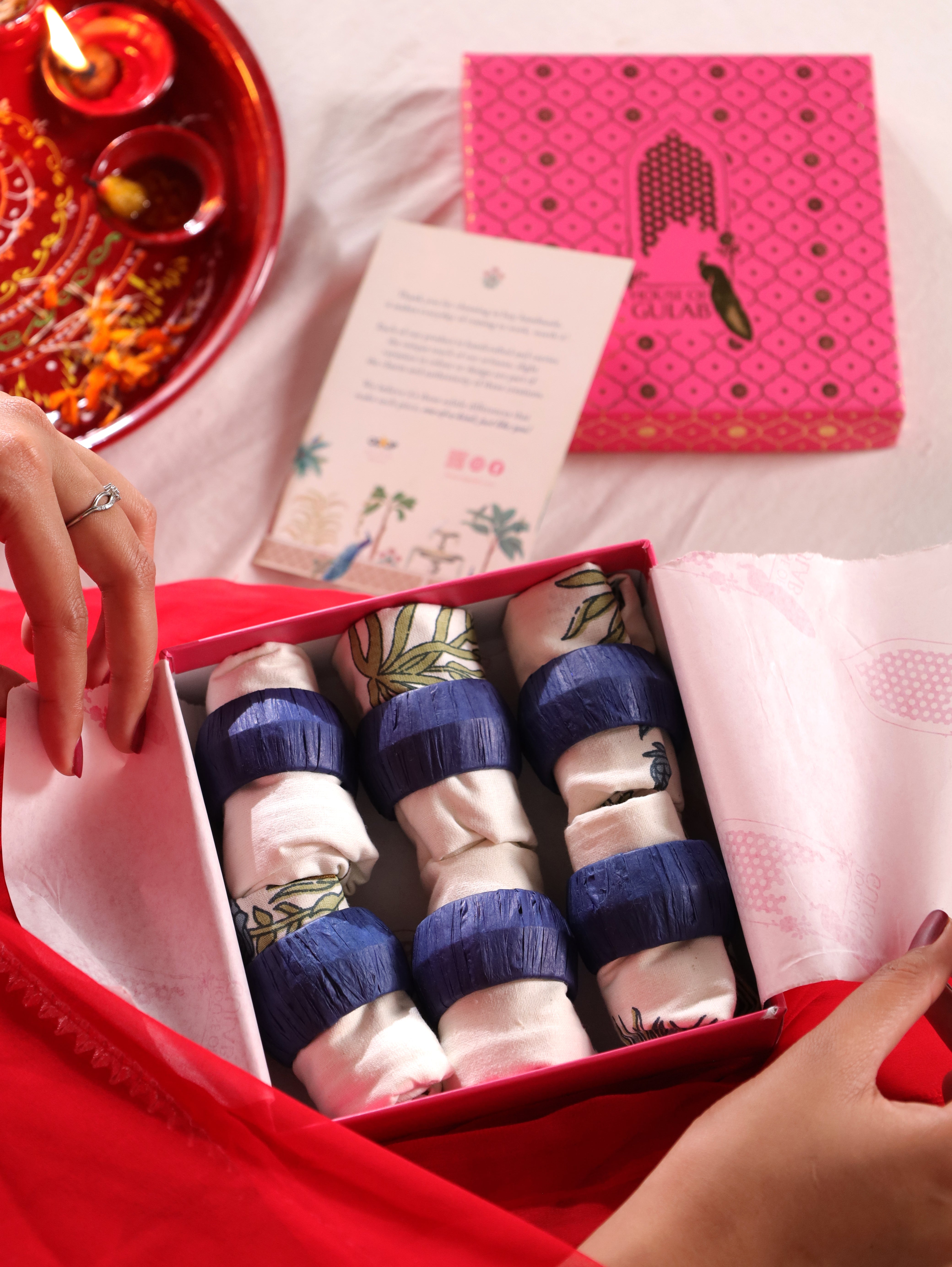 Gift Box with 6 Cotton napkin & wooden napkin rings