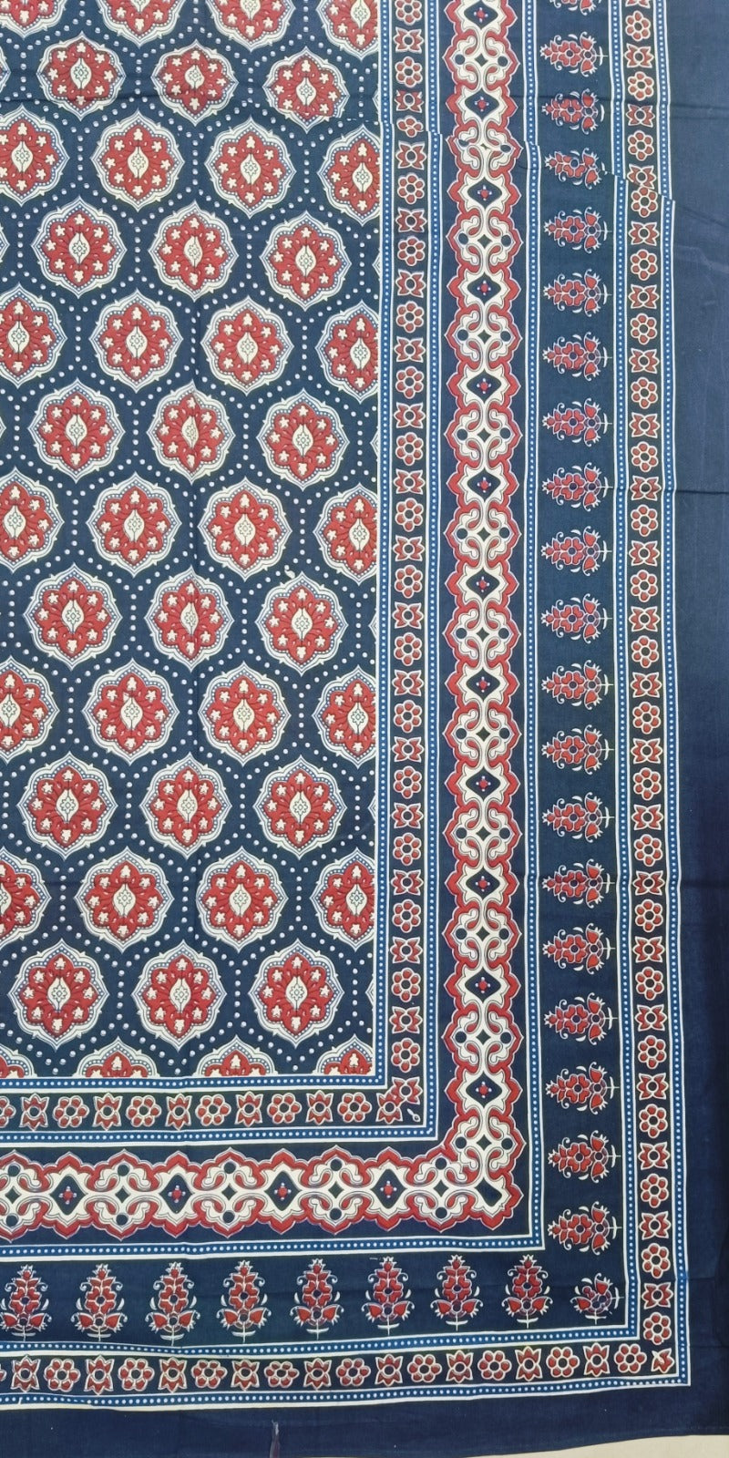 Double King Bedsheet with 2 Pillow Covers