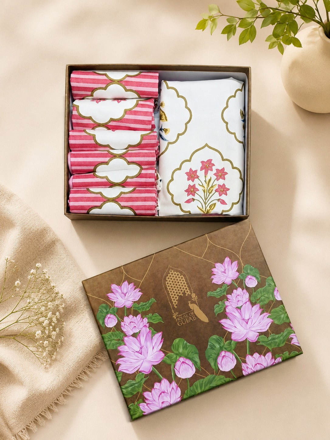 Gift Box with Handblock Printed Canvas Cotton Table Runner & Set Of 6 Mats