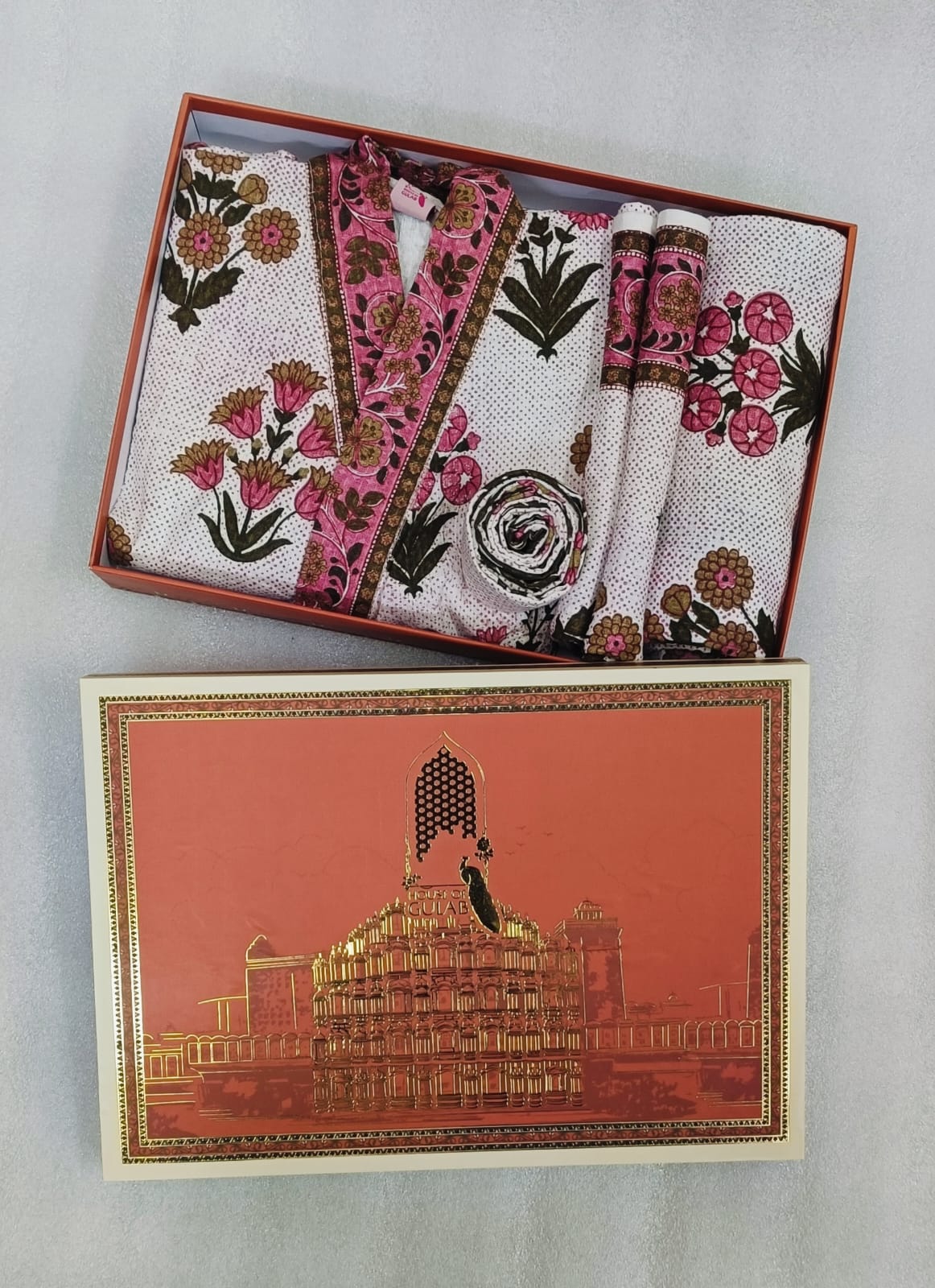 Gift Box – 1 Unisex Bathrobe, 1 Bath Towel, 2 hand Towels