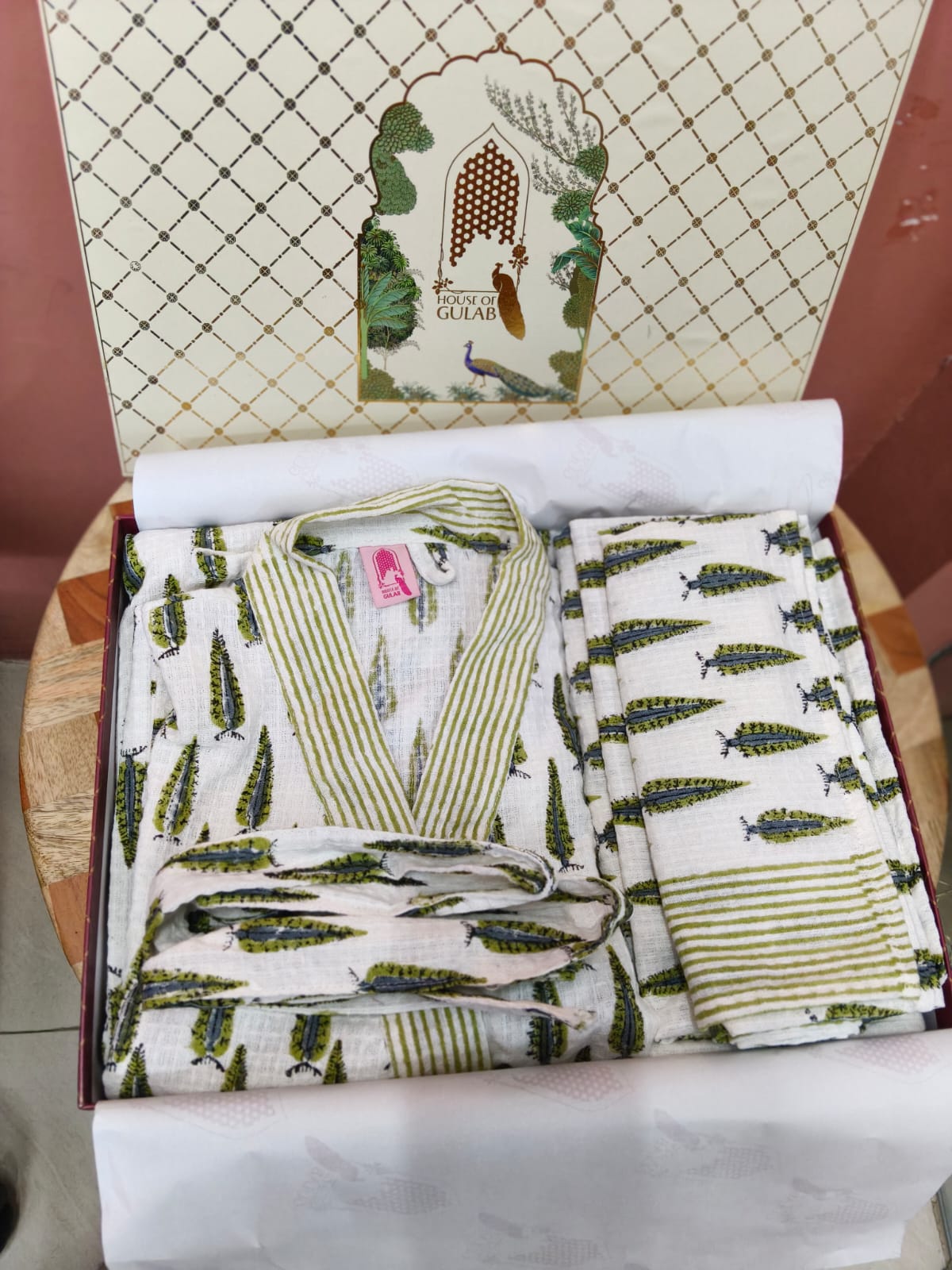 Gift Box – 1 Unisex Bathrobe, 1 Bath Towel, 2 hand Towels