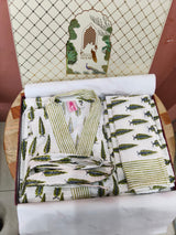 Gift Box – 1 Unisex Bathrobe, 1 Bath Towel, 2 hand Towels