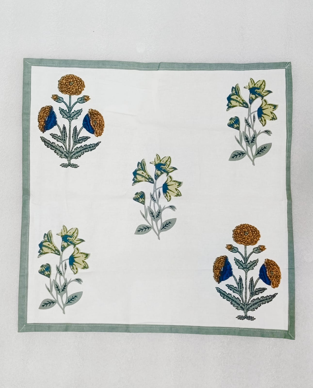 Gift Box with 6 Cotton napkin & wooden napkin rings