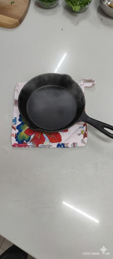 Cotton Unisex 1 Apron with 2 Microwave Gloves, 1 Roti Cover & 1 Microwave Pot Holder Trivets