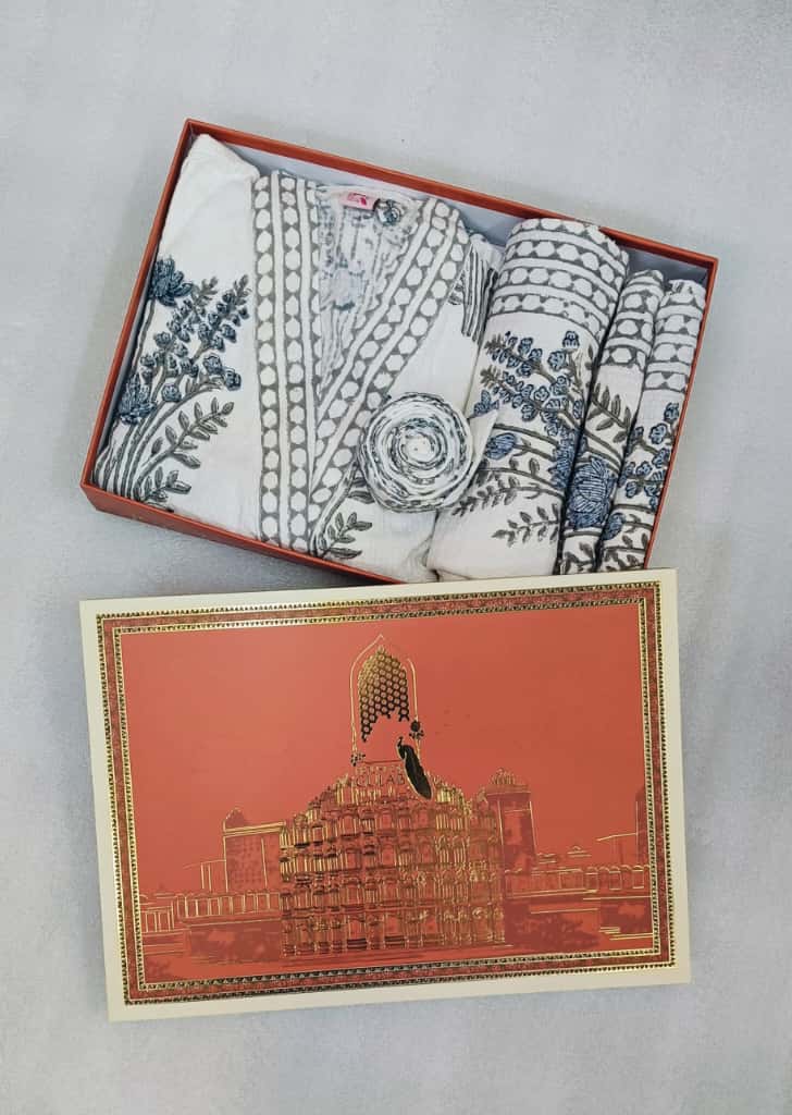 Gift Box – 1 Unisex Bathrobe, 1 Bath Towel, 2 hand Towels