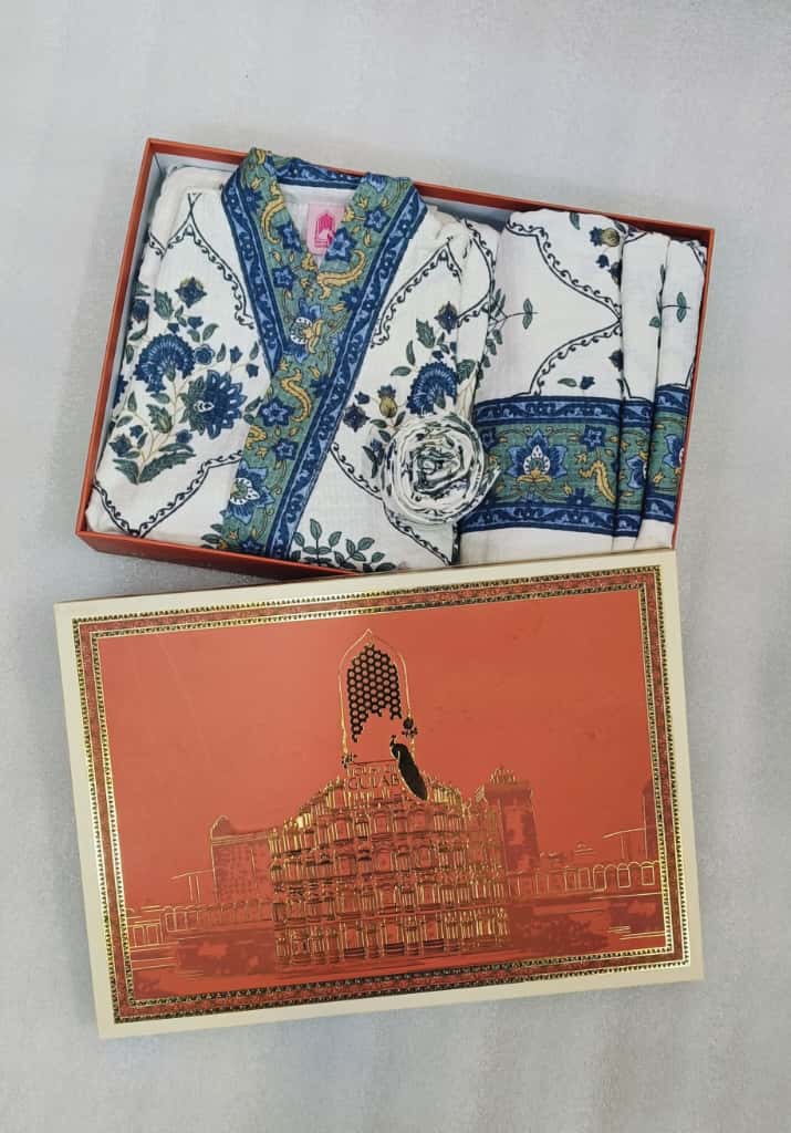 Gift Box – 1 Unisex Bathrobe, 1 Bath Towel, 2 hand Towels