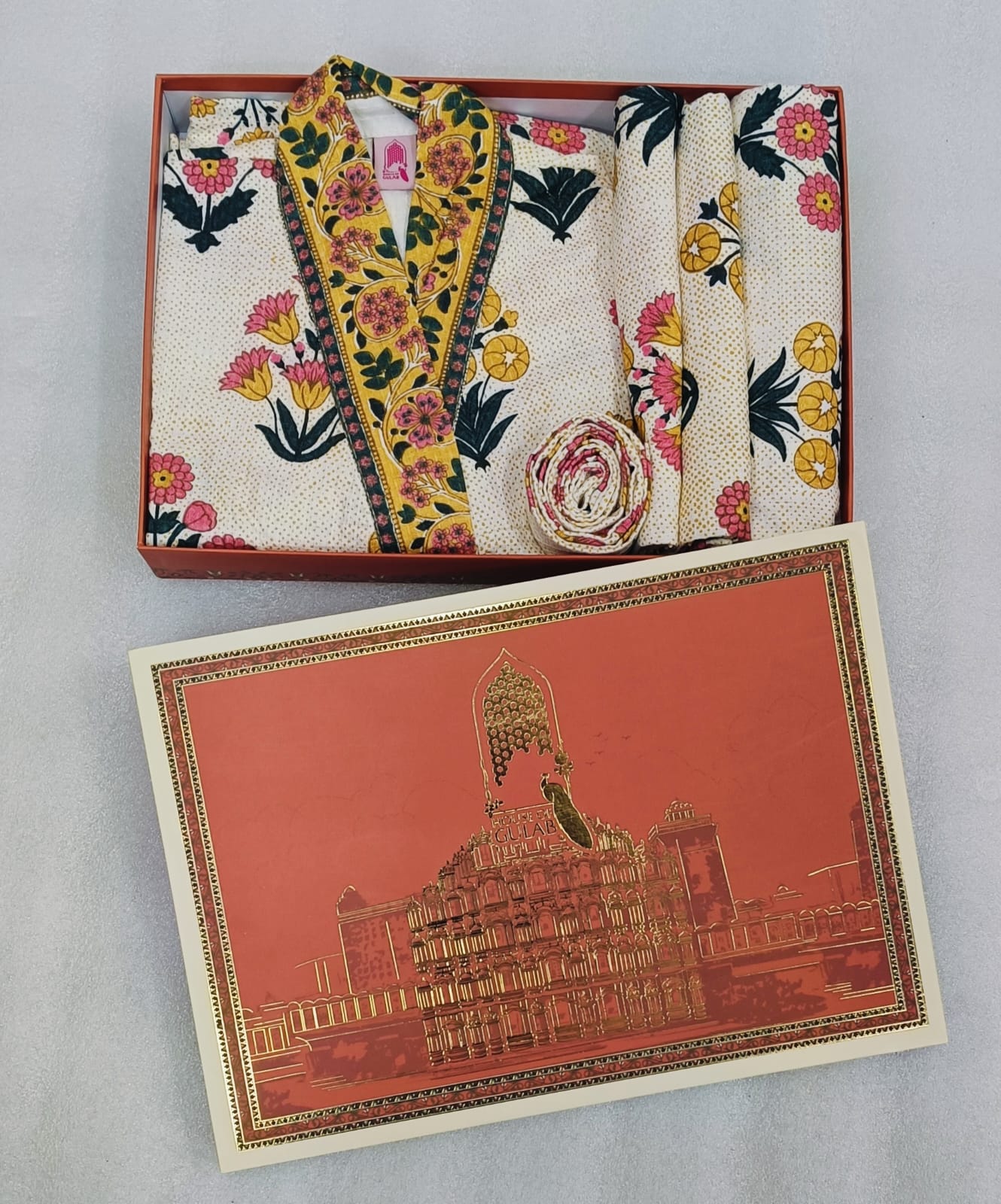 Gift Box – 1 Unisex Bathrobe, 1 Bath Towel, 2 hand Towels