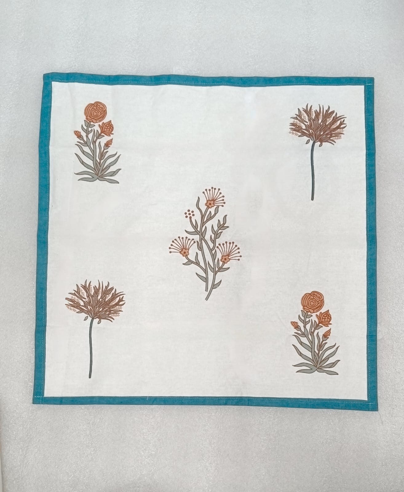 Gift Box with 6 Cotton napkin & wooden napkin rings