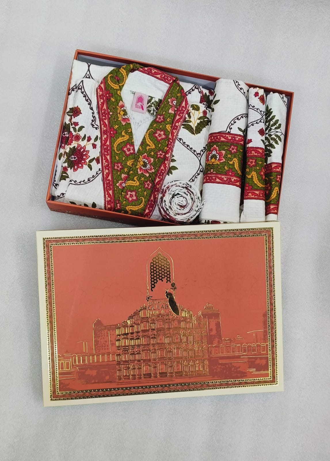 Gift Box – 1 Unisex Bathrobe, 1 Bath Towel, 2 hand Towels